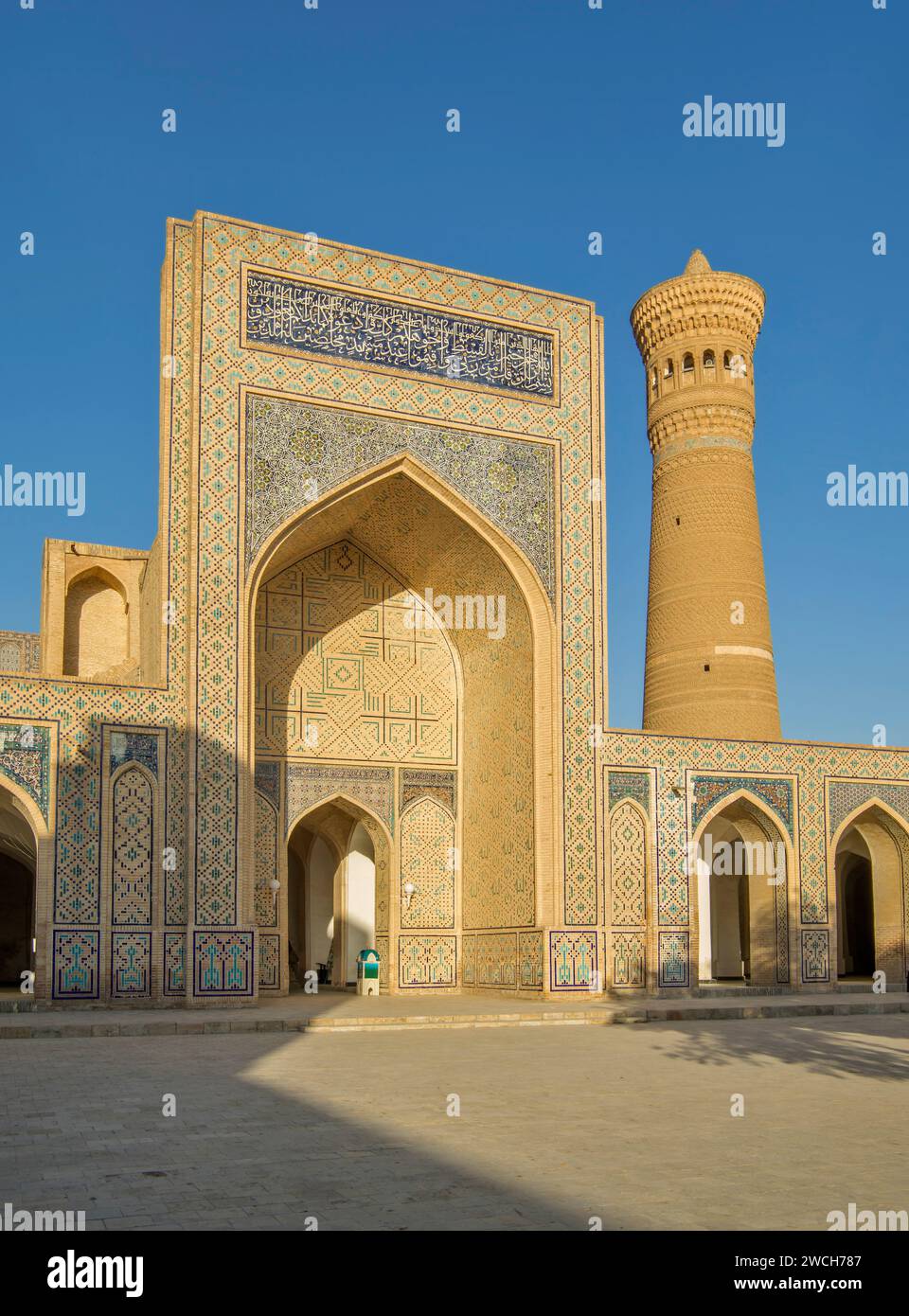 Innenhof der Kalan-Moschee (Masjid-i Kalan) und Kalan-Minarett von Po-i-Kalan (POI Kalan) - islamischer religiöser Komplex in Bukhara. Usbekistan Stockfoto