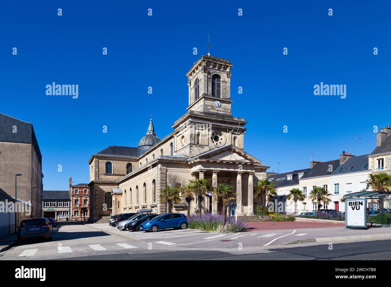 Cherbourg-en-Cotentin, Frankreich - 06. August 2020: Die Kirche Saint-Clément wurde im Stadtteil Val-de-Saire, gegenüber dem Krankenhaus Pasteur, gebaut Stockfoto