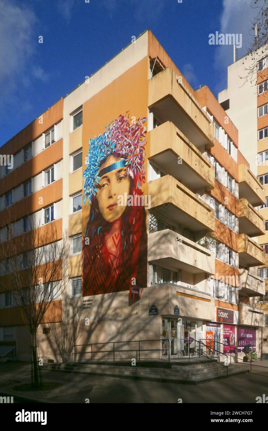 Paris, Frankreich - 28. Dezember 2017: Das Wandgemälde befindet sich am Place Pinel in der Nähe der U-Bahn nationale im 13. Arrondissement von Paris. Dieses Porträt von Sp Stockfoto