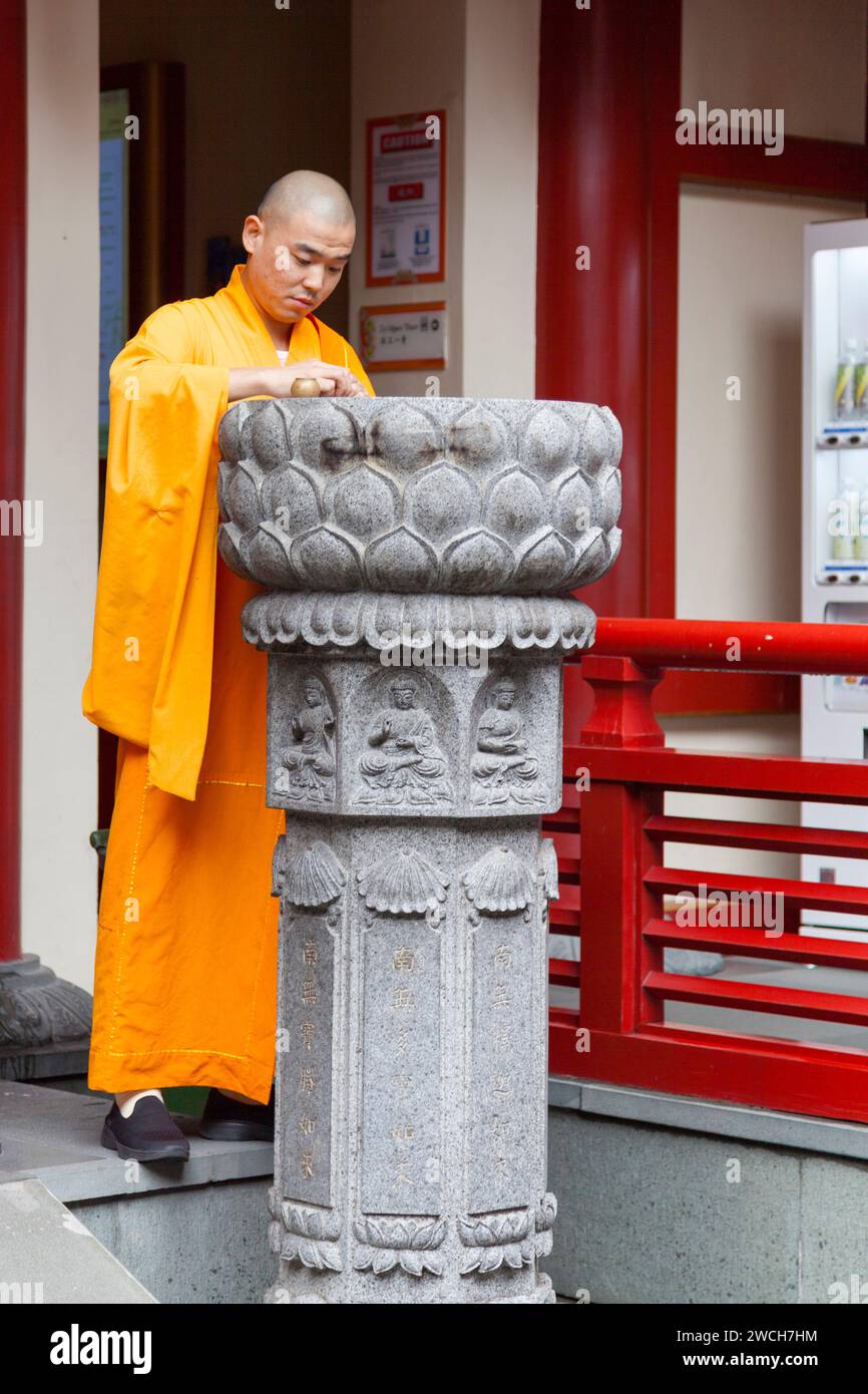 Chinatown, Singapur – 4. September 2018: Buddhistischer Mönch im Buddha Tooth Relic Temple. Stockfoto