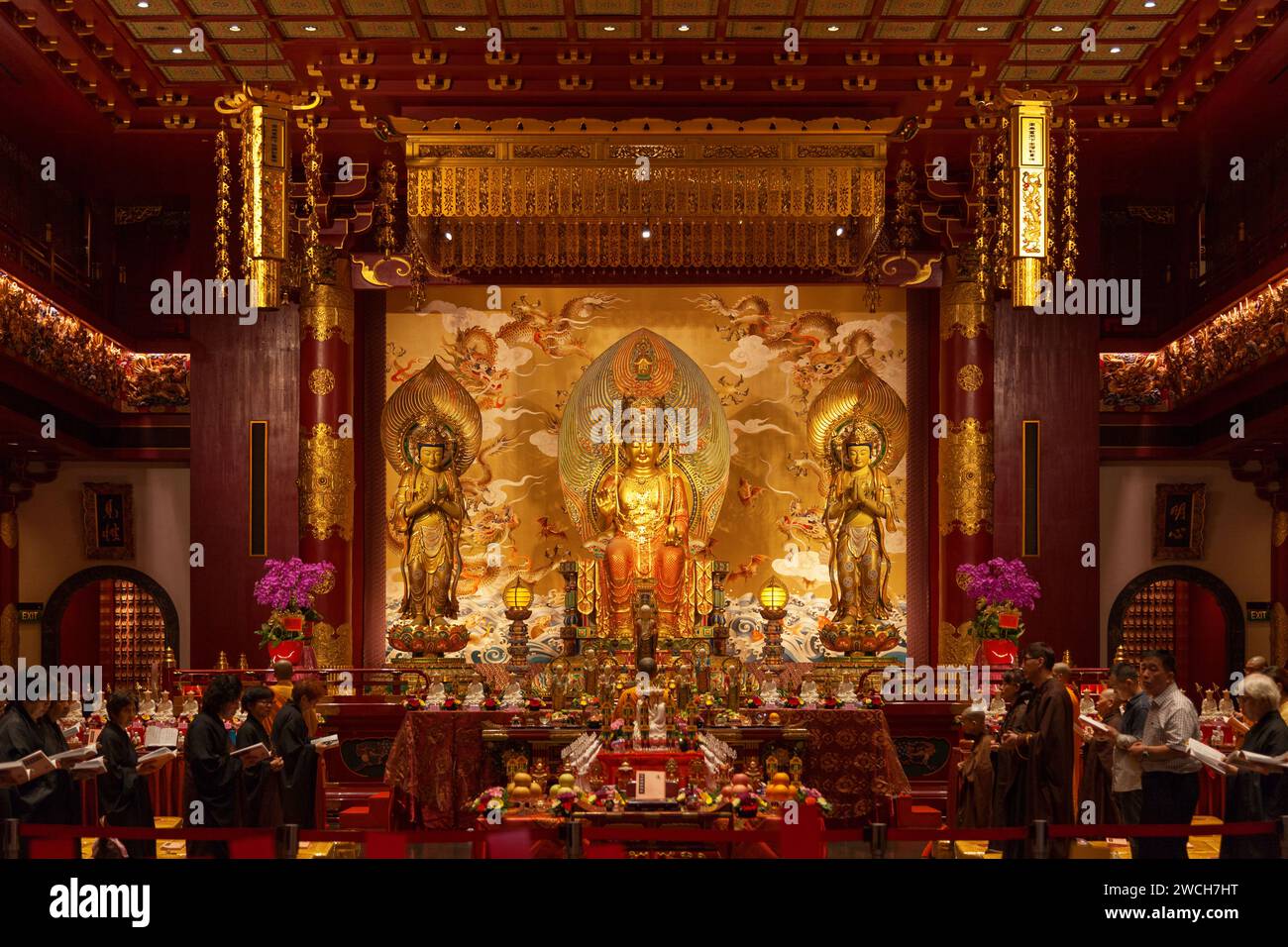 Chinatown, Singapur – 4. September 2018: Anbeter beten im Buddha Tooth Relic Temple. Stockfoto