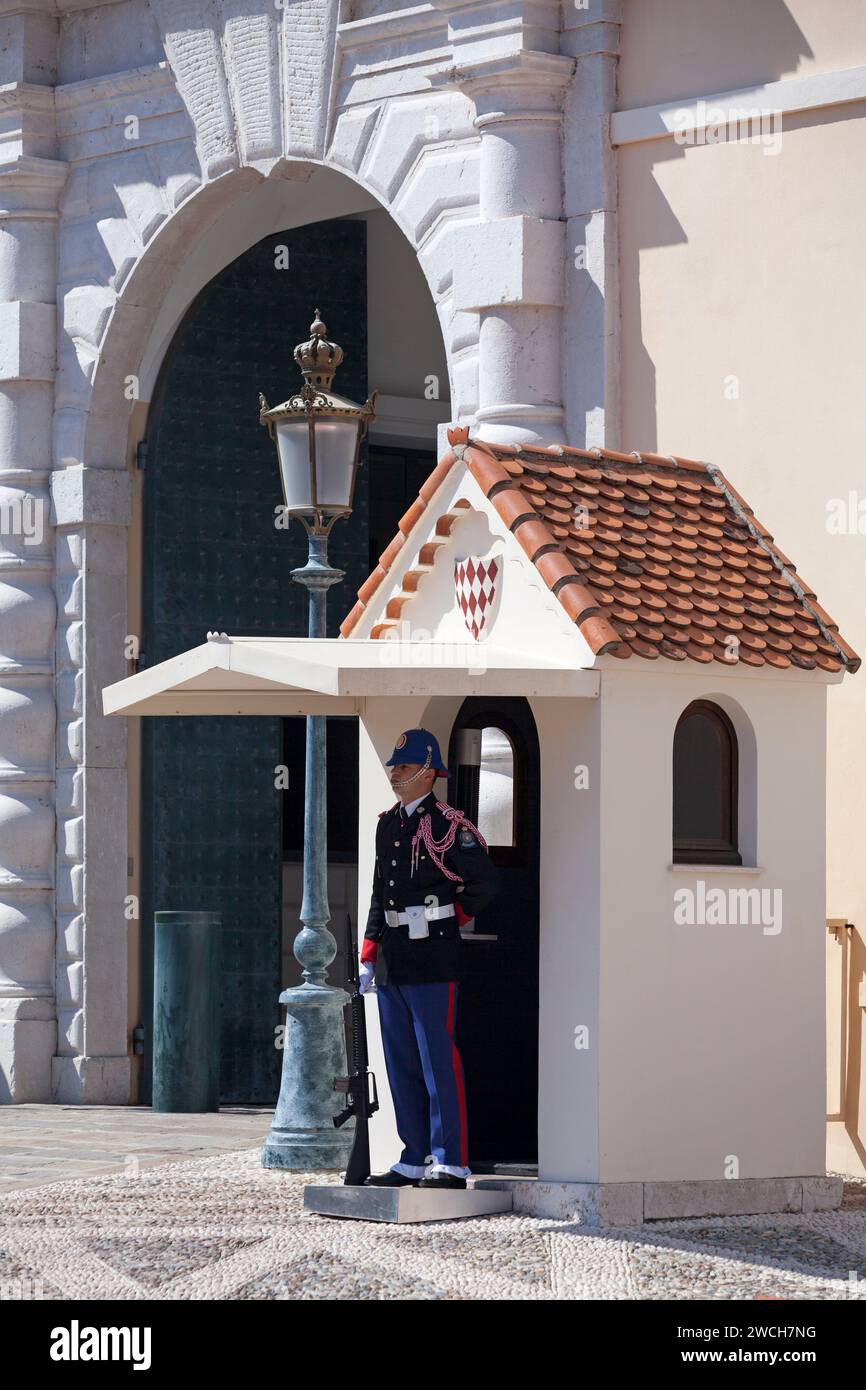 Monaco - 28. März 2019: Wache vor seinem Wachposten vor dem Fürstenpalast von Monaco. Stockfoto