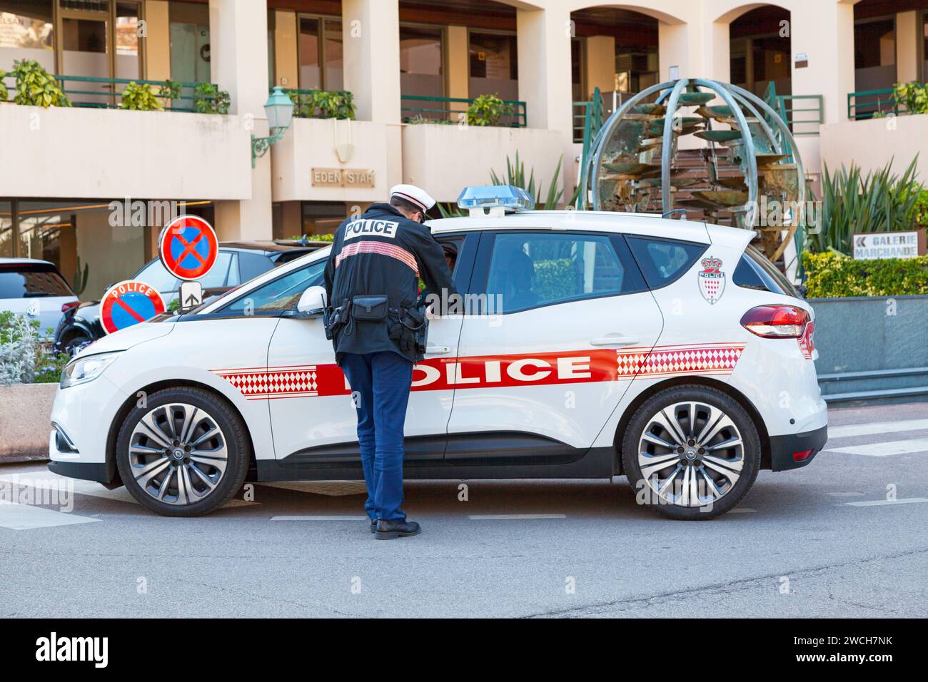 Monaco - 28. März 2019: Polizist spricht mit seinem Kollegen in seinem Polizeiwagen. Stockfoto