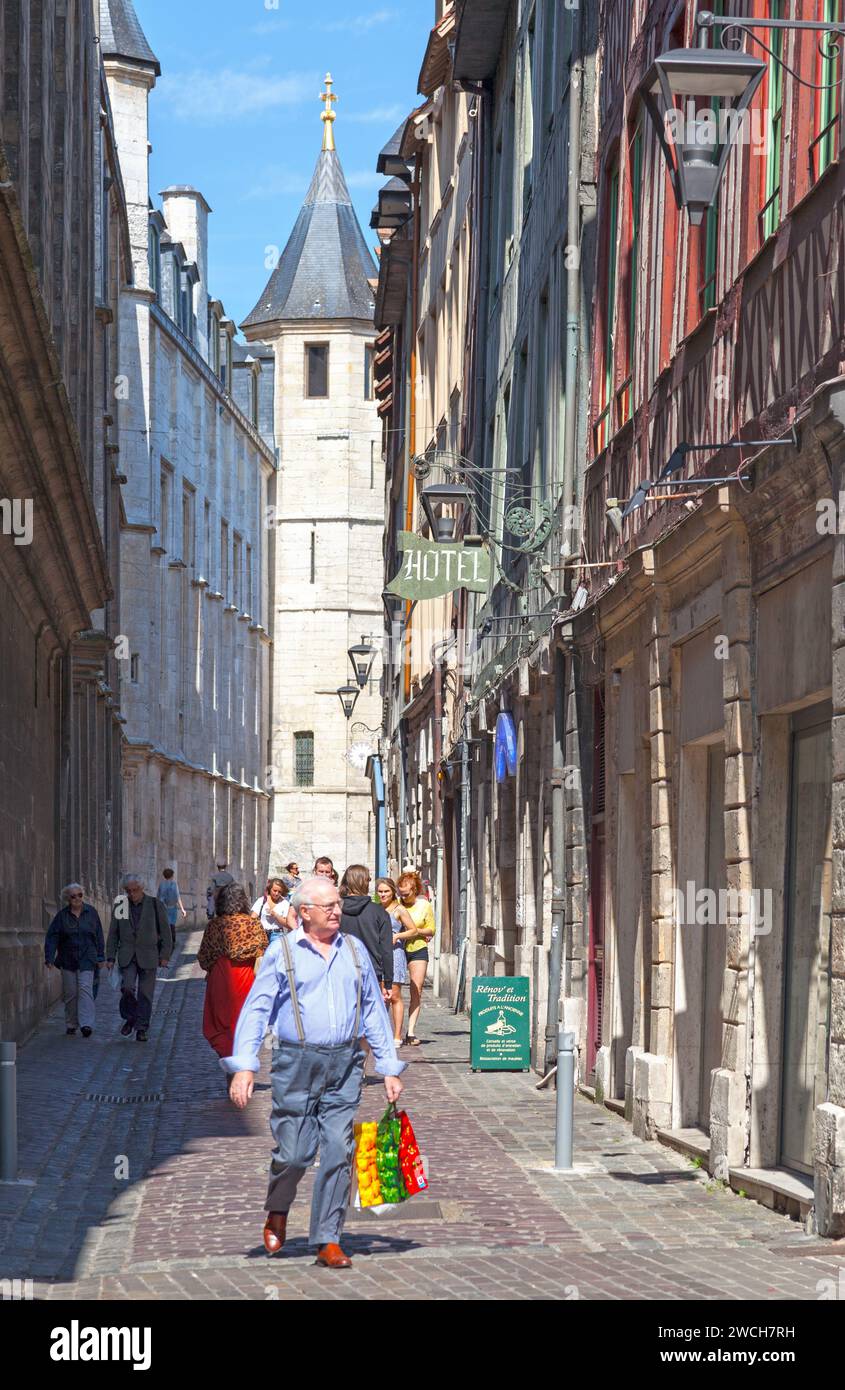 Rouen, Frankreich - 21. Juni 2017: Die Rue Saint-Romain ist eine enge Straße entlang der Kathedrale von Rouen. Stockfoto