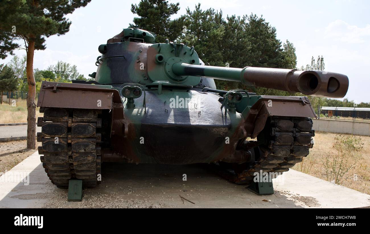 Erzurum, TÜRKEI - 23. August 2023: Panzer und schwere Artilleriewaffen aus dem osmanisch-russischen Krieg. Museum alter Kriegsfahrzeuge in Erzurum. Stockfoto