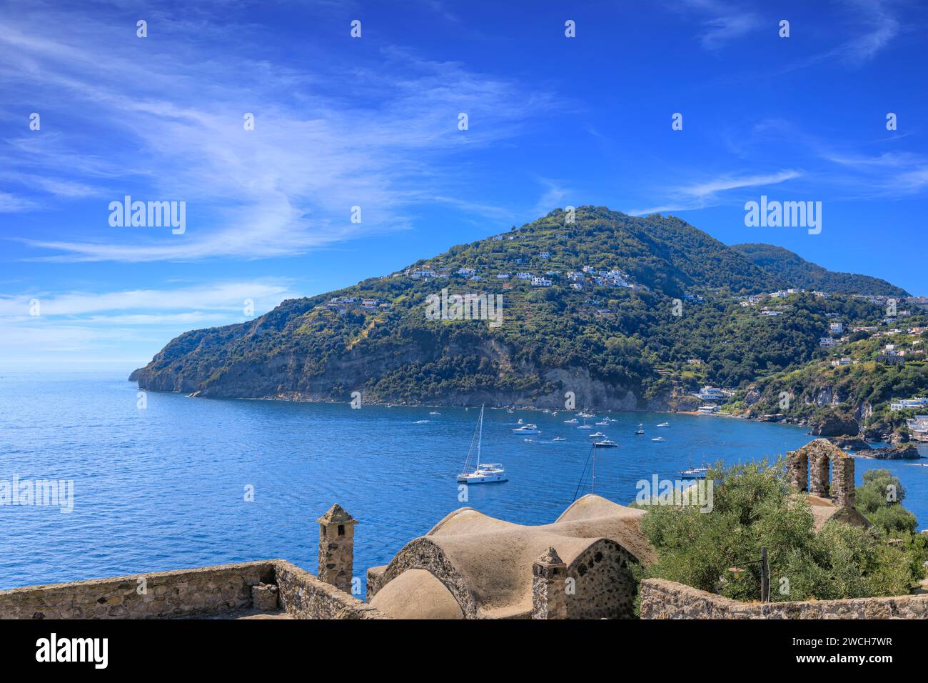 Blick auf die Insel Ischia von einer eindrucksvollen mittelalterlichen Architektur auf der aragonesischen Burg in Italien. Stockfoto