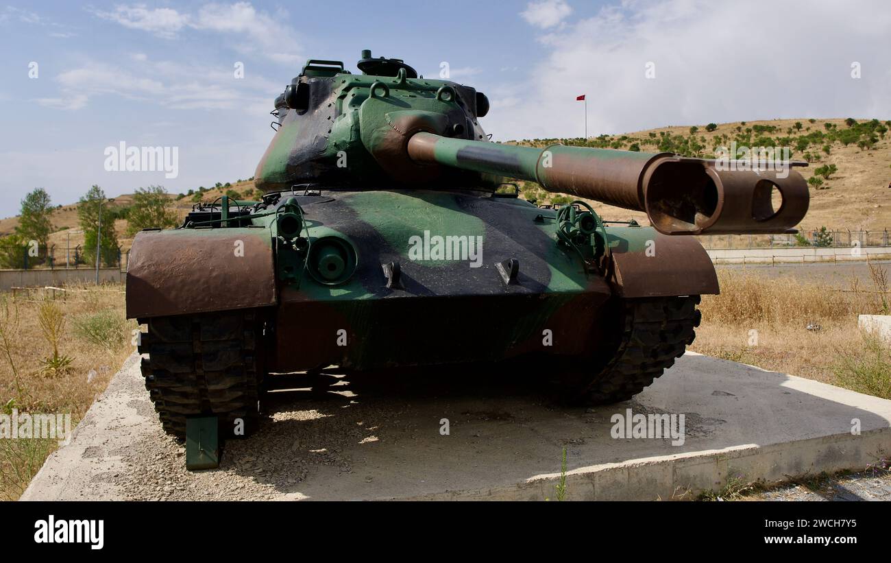 Erzurum, TÜRKEI - 23. August 2023: Panzer und schwere Artilleriewaffen aus dem osmanisch-russischen Krieg. Museum alter Kriegsfahrzeuge in Erzurum. Stockfoto