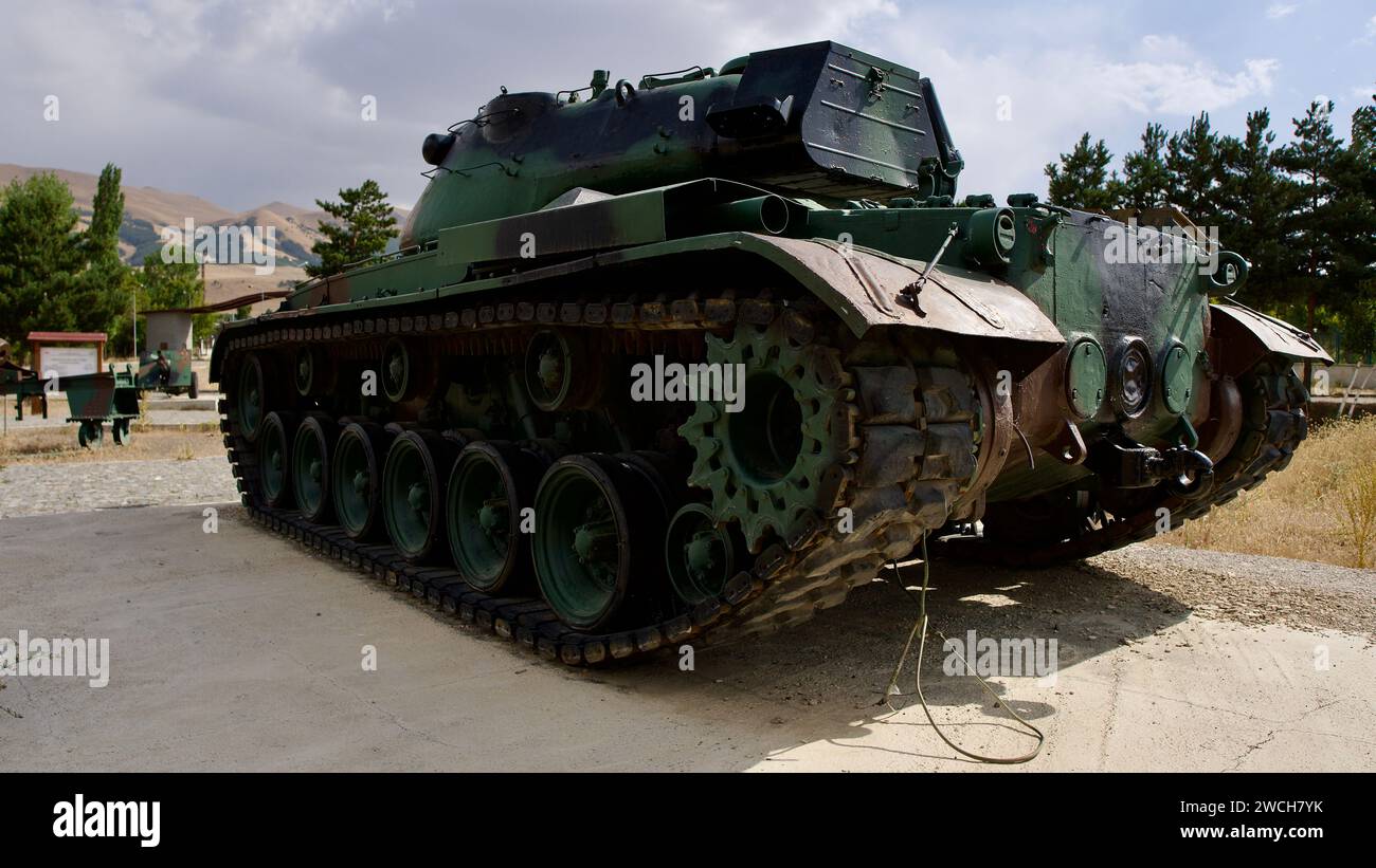 Erzurum, TÜRKEI - 23. August 2023: Panzer und schwere Artilleriewaffen aus dem osmanisch-russischen Krieg. Museum alter Kriegsfahrzeuge in Erzurum. Stockfoto