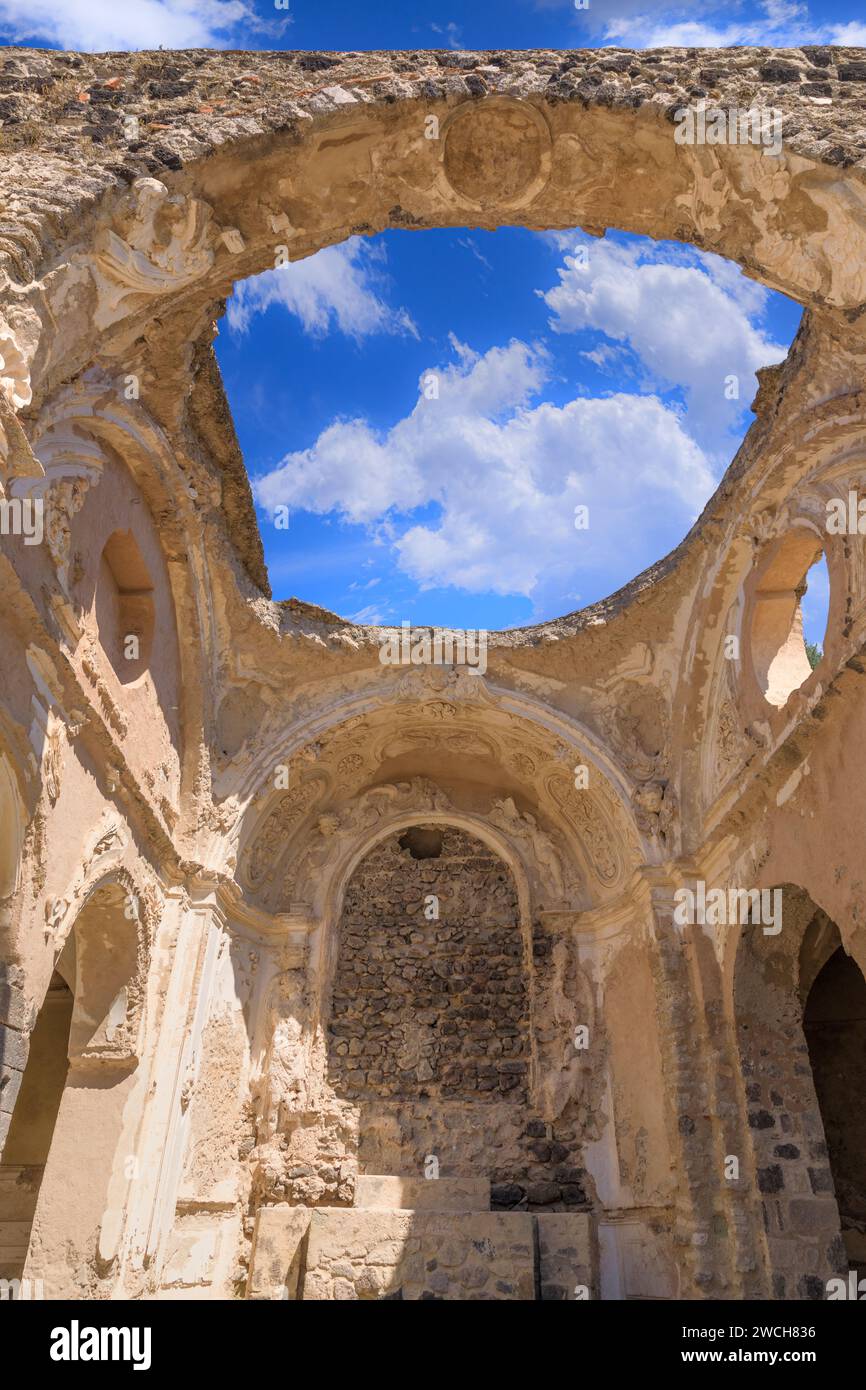 Eindrucksvolle Ruine der Insel Ischia auf der aragonesischen Burg in Italien. Stockfoto