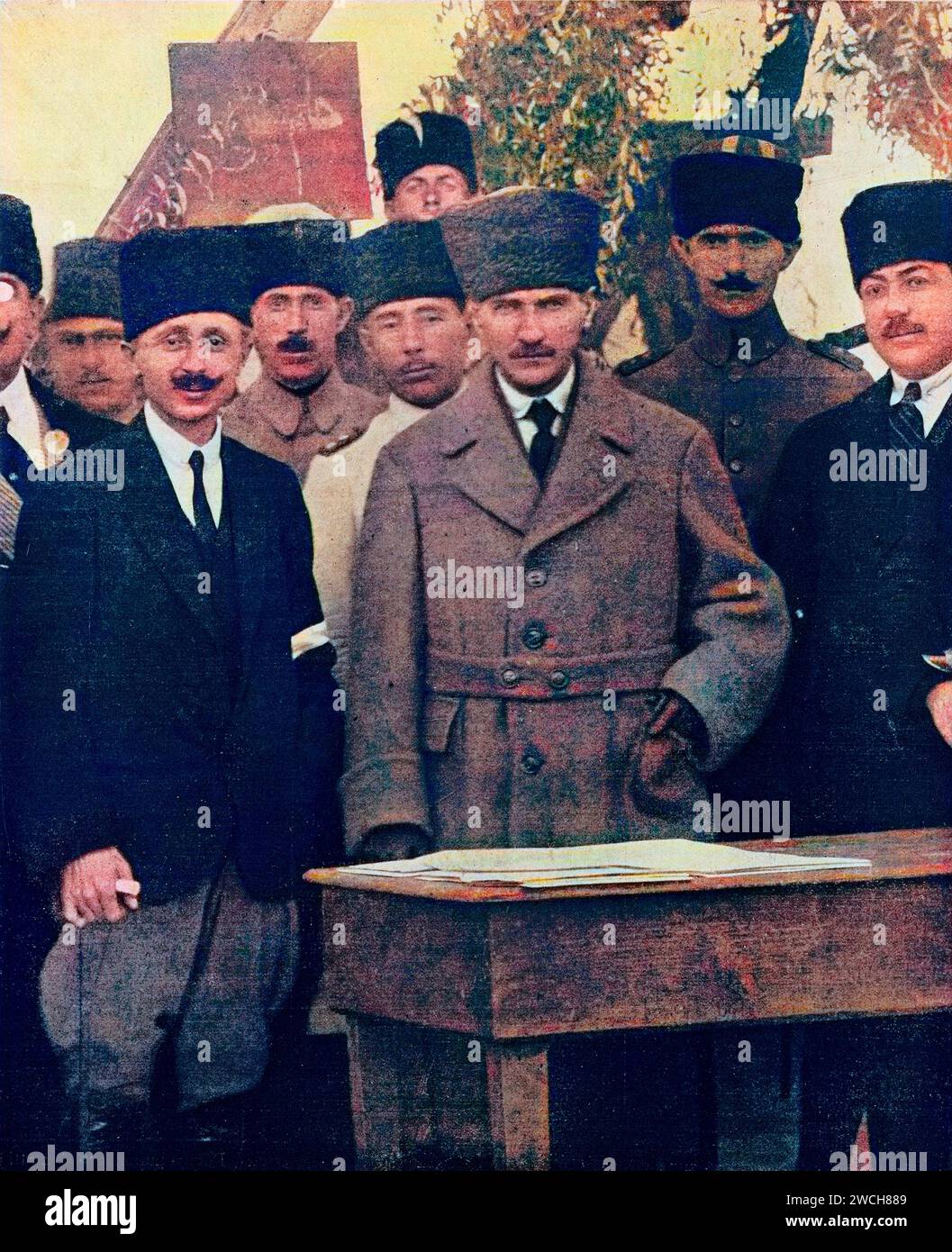 Türkischer Armeeoffizier und Politiker Mustafa Kemal Atatürk mit seinem Stabschef, Türkei, 1922 - späteres farbiges Foto - spätere Färbung. Stockfoto
