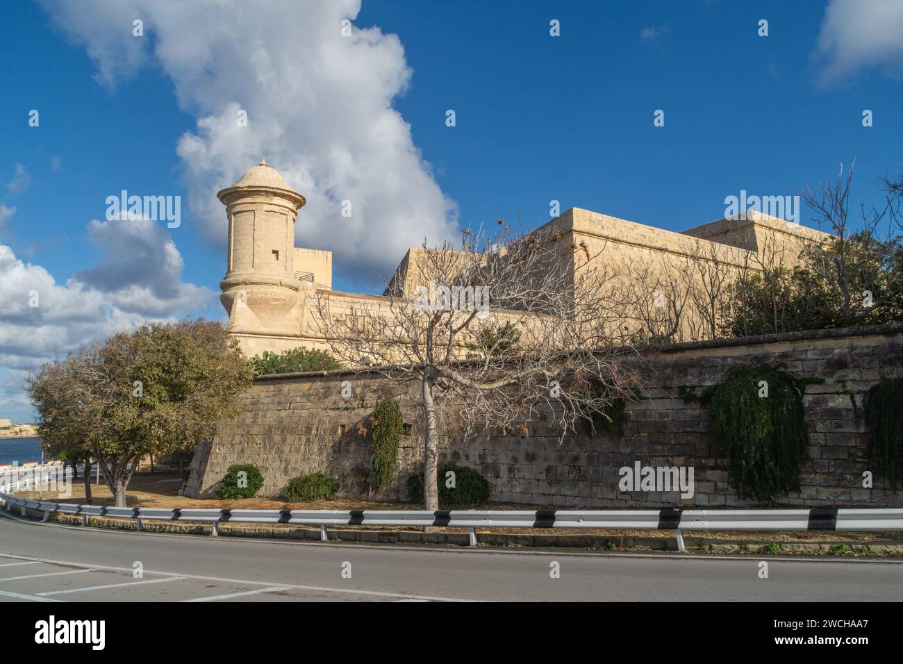 Great Belagge Road, Valletta, Malta - 13. Dezember 2020: St. Michael's Counterguard ist ein dreistufiger Counterguard, der 1640 gebaut wurde. Stockfoto