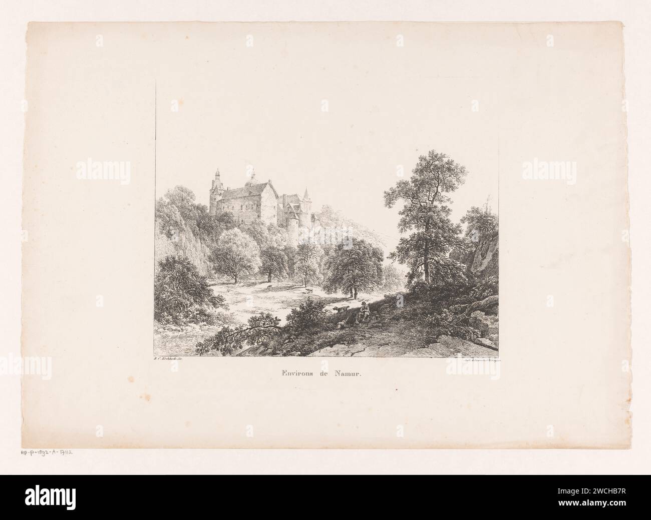Environs de Namur, Barend Cornelis Koekkoek, 1820 - 1833 Druck es gibt eine Burg auf einem Hügel in einer bewaldeten Landschaft. Es gibt zwei Figuren und einen Hund im Vordergrund. Amsterdamer Papierlandschaft mit Turm oder Schloss. Landschaften in der gemäßigten Zone (+ Landschaft mit Figuren, Personal) Namen (Stadt) Stockfoto