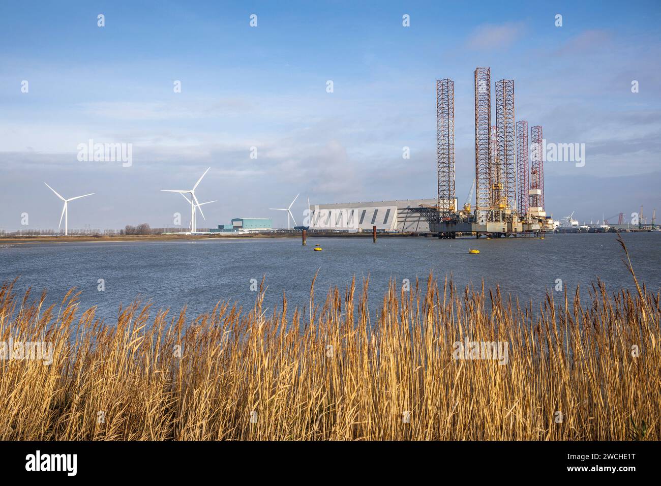 Im Hafen von Vlissingen, Walcheren, Zeeland, Niederlande, wird eine alte stillgelegte Ölbohranlage abgebaut. Eine alte ausgediente Oelplattform Stockfoto