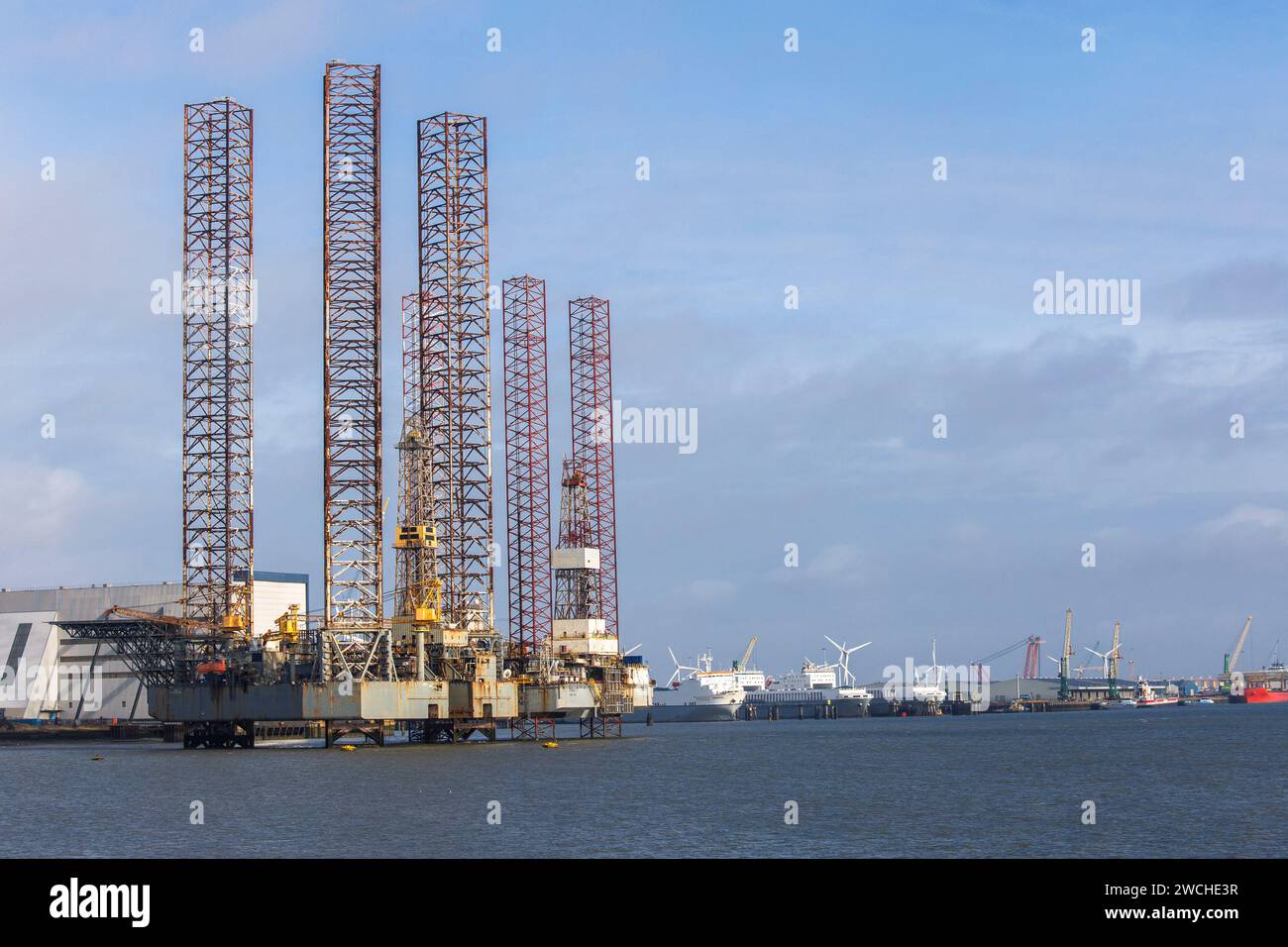 Im Hafen von Vlissingen, Walcheren, Zeeland, Niederlande, wird eine alte stillgelegte Ölbohranlage abgebaut. Eine alte ausgediente Oelplattform Stockfoto