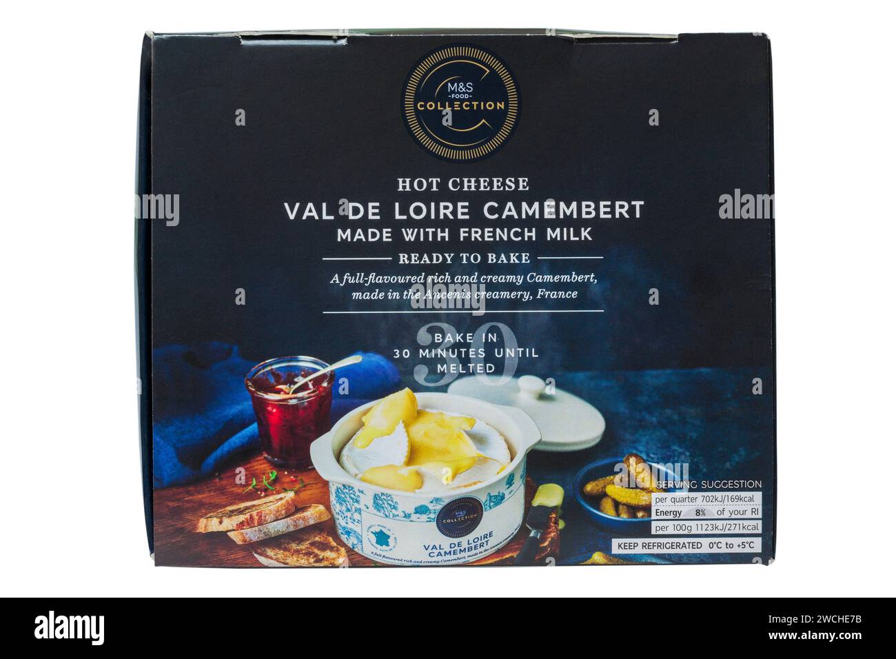 Hot Cheese Val de Loire Camembert von M&S mit französischem Käse, fertig zum Backen isoliert auf weißem Hintergrund Stockfoto