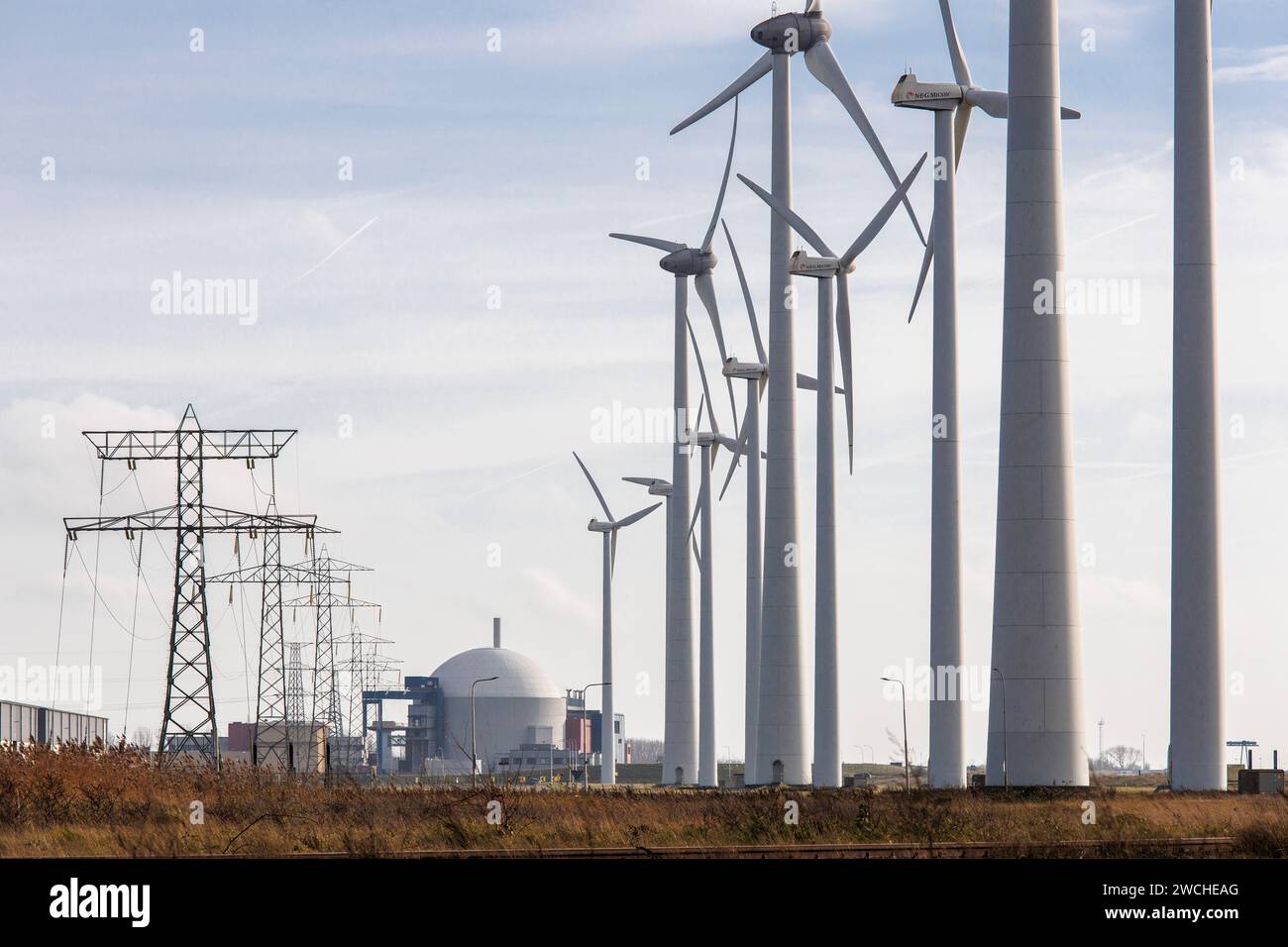 Windturbinen im Hafen von Vlissingen, im Hintergrund das Kernkraftwerk Borssele, Walcheren, Zeeland, Niederlande. Windraeder im Hafen V Stockfoto