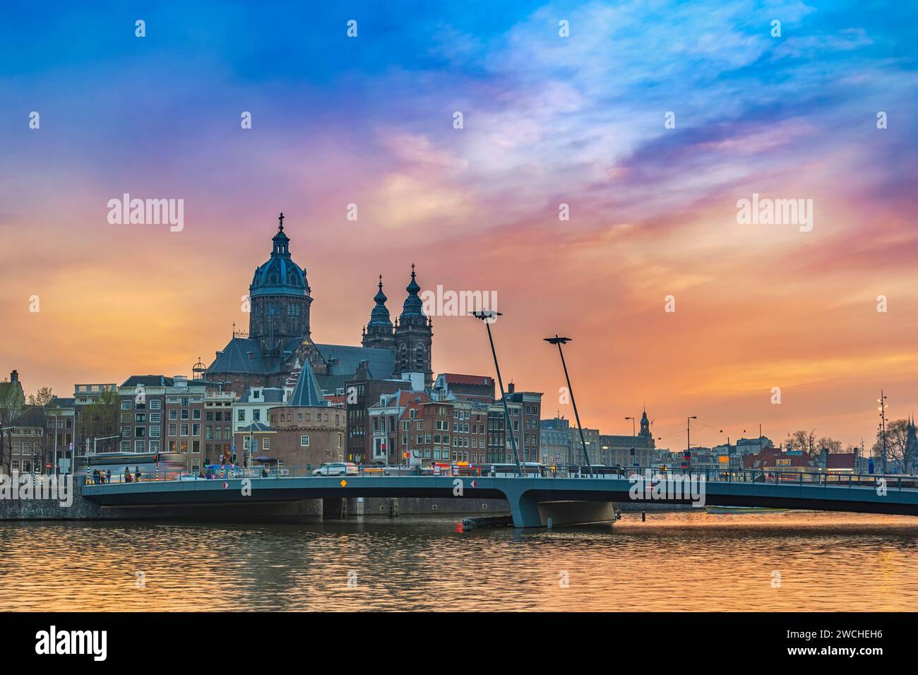 Amsterdam Niederlande, Skyline der Stadt bei Sonnenuntergang in der Basilika St. Nikolaus Stockfoto