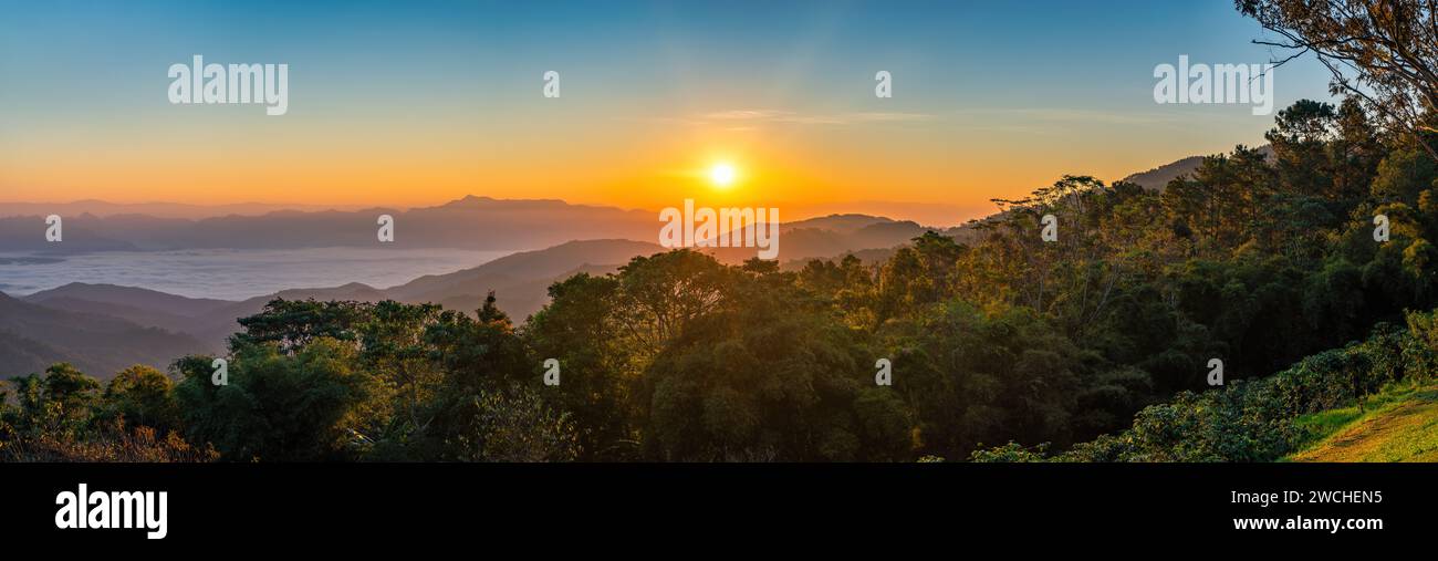 Tropische Waldlandschaft mit Sonnenaufgang in Bergketten mit sich bewegendem Wolkennebel, Chiang Mai Thailand Panorama Stockfoto