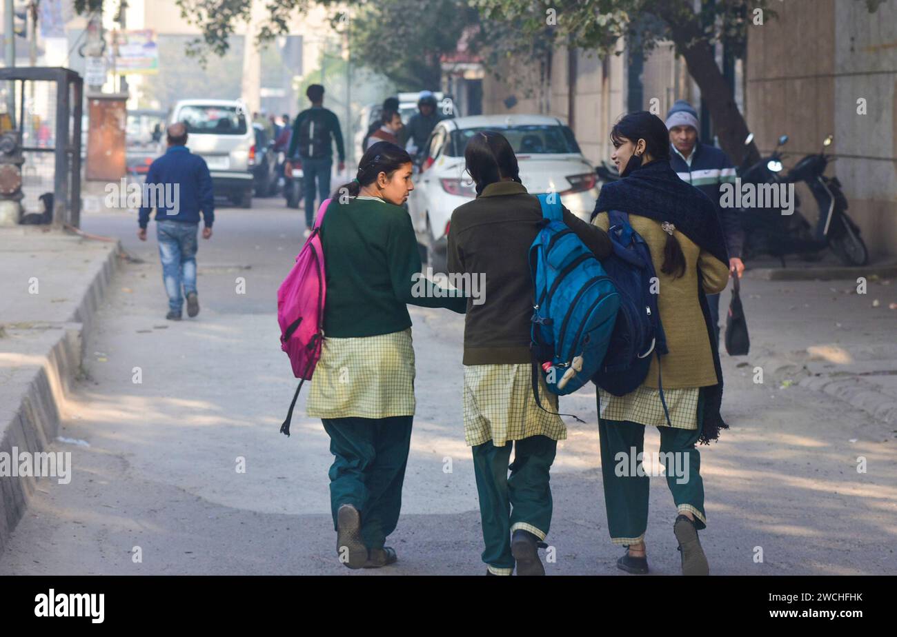 Neu-Delhi, Indien. Januar 2024. NEW DELHI, INDIEN - 15. JANUAR: Schüler gehen zur Schule, da Delhi Schulen heute wieder für alle Klassen geöffnet werden Patparganj Gebiet, am 15. Januar 2024 in New Delhi, Indien. (Foto: Sakib Ali/Hindustan Times/SIPA USA) Credit: SIPA USA/Alamy Live News Stockfoto