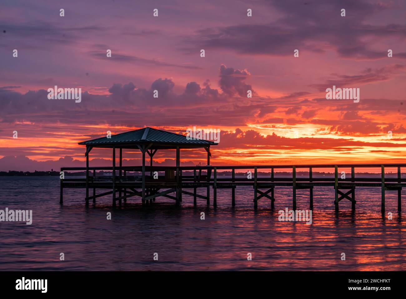 Wunderschöner roter Sonnenaufgang über dem Dock Stockfoto