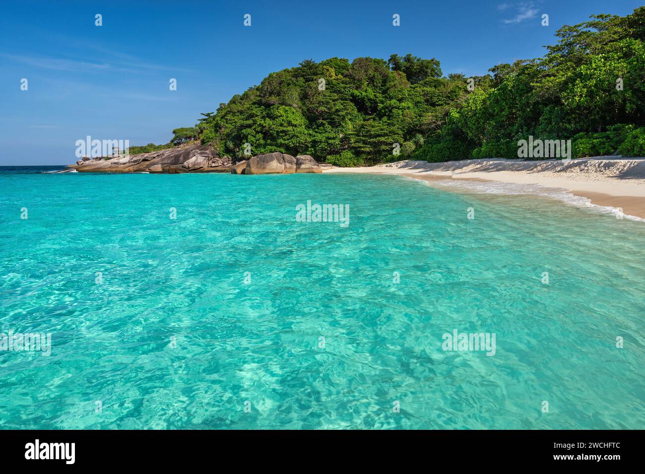 Blick auf tropische Inseln auf das blaue Meer und den weißen Sandstrand der Similan Islands, Phang Nga Thailand Naturlandschaft Stockfoto