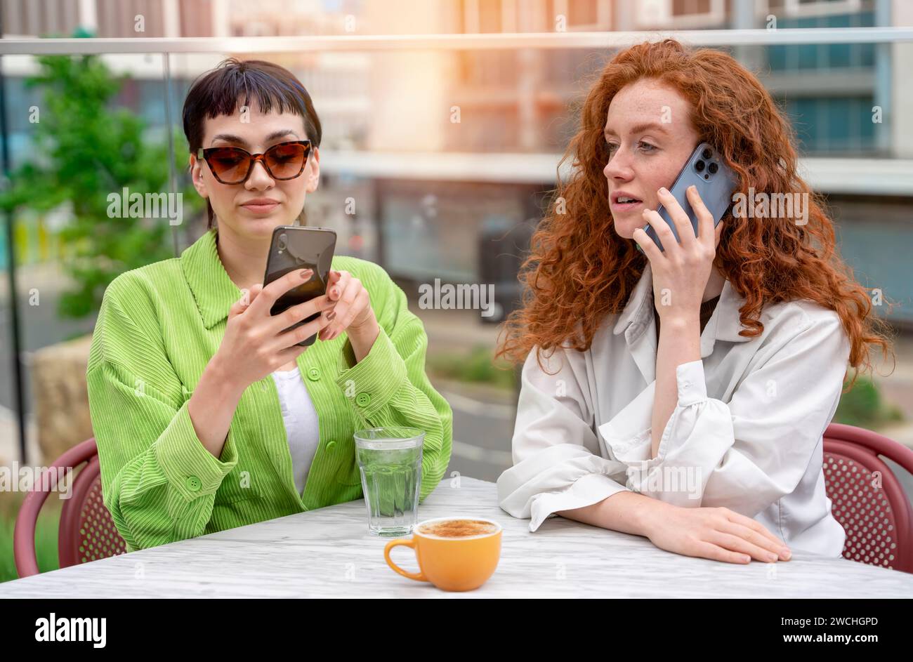 Freunde, die im Café ein Mobiltelefon nutzen, Digital Divide, Social Media und Technologiekonzept nutzen Stockfoto