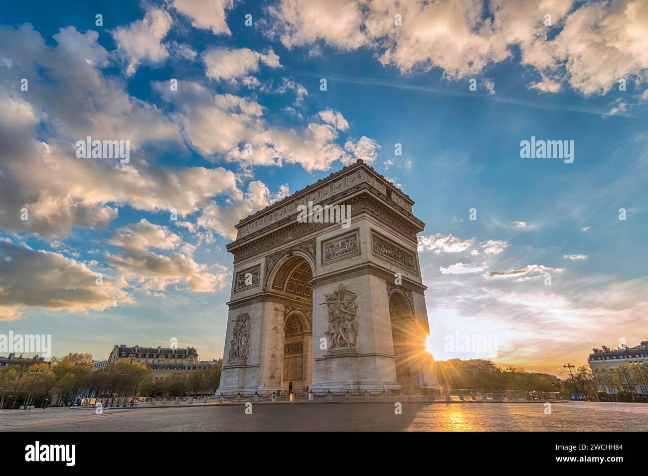 Paris Frankreich Sonnenuntergang City Skyline am Arc de Triomphe und Champs Elysees Stockfoto