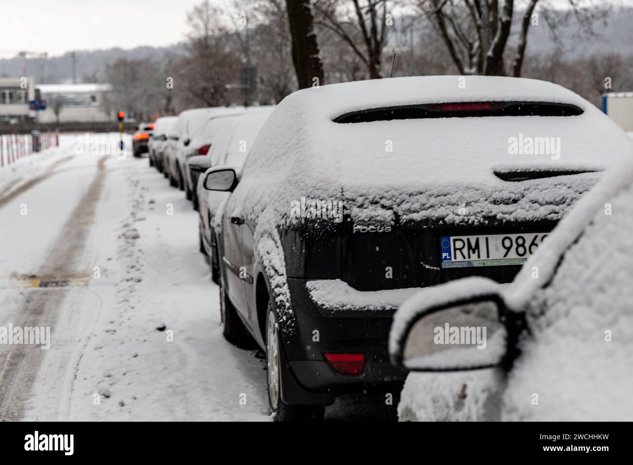 Krakau, Polen, 16. Januar 2024. Autos sind mit Neuschnee bedeckt und die Fahrbedingungen sind nicht sicher, da ein Schneesturm in Südpolen eintraf und die Temperaturen unter 0 °C sinken. Stockfoto