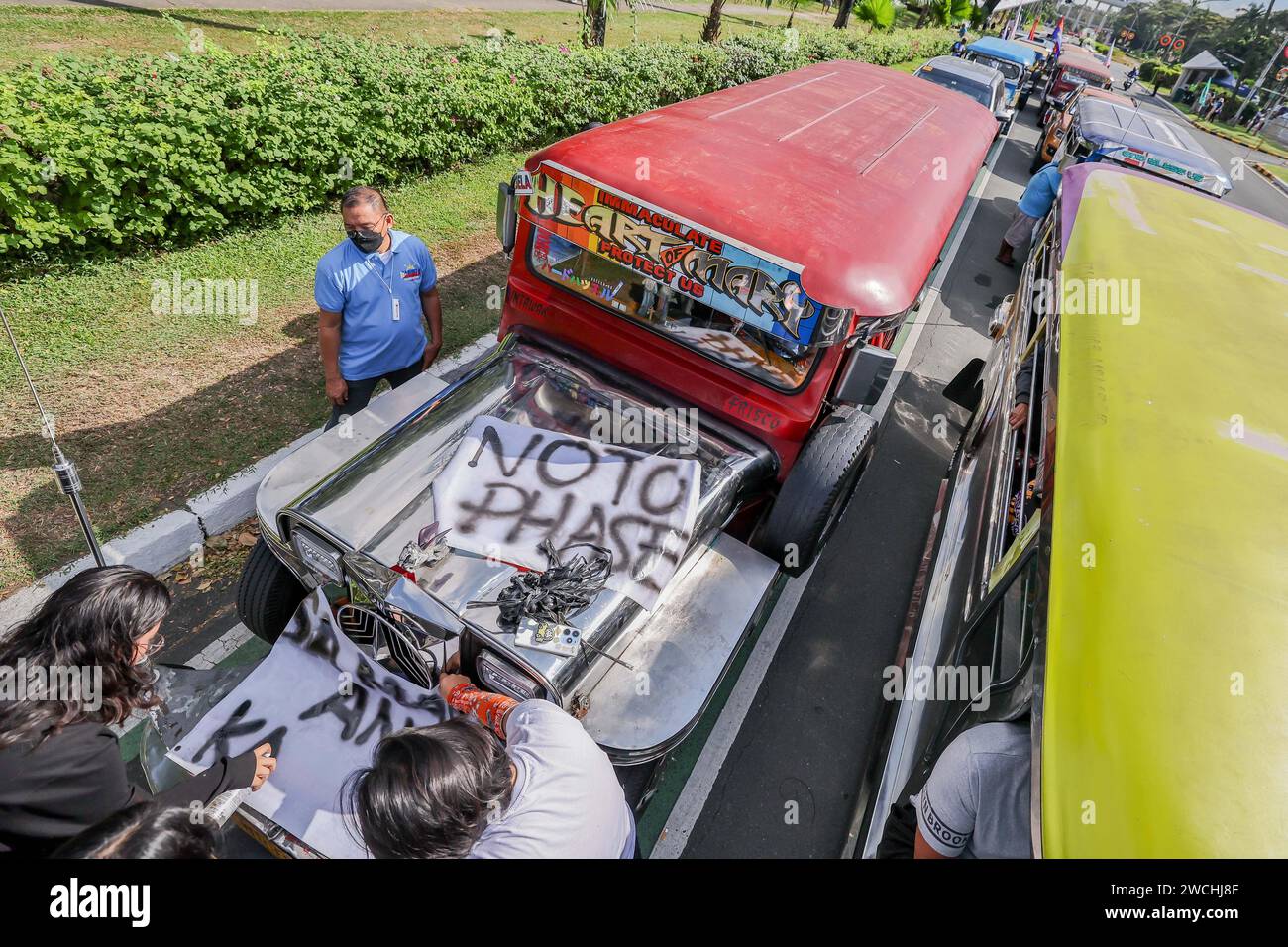 Quezon City, Philippinen. Januar 2024. Jeepney-Fahrer und Aktivisten nehmen an einem landesweiten Protest gegen das Modernisierungsprogramm der Regierung für öffentliche Nutzfahrzeuge (PUV) in Quezon City, den Philippinen, am 16. Januar 2024 Teil. Jeepney-Fahrer und -Betreiber auf den Philippinen haben sich verpflichtet, 2024 weitere Streiks zu starten, auch wenn die Frist für die Modernisierung der ikonischen Pkw am letzten Tag des Jahres 2023 abgelaufen ist. Quelle: Rouelle Umali/Xinhua/Alamy Live News Stockfoto