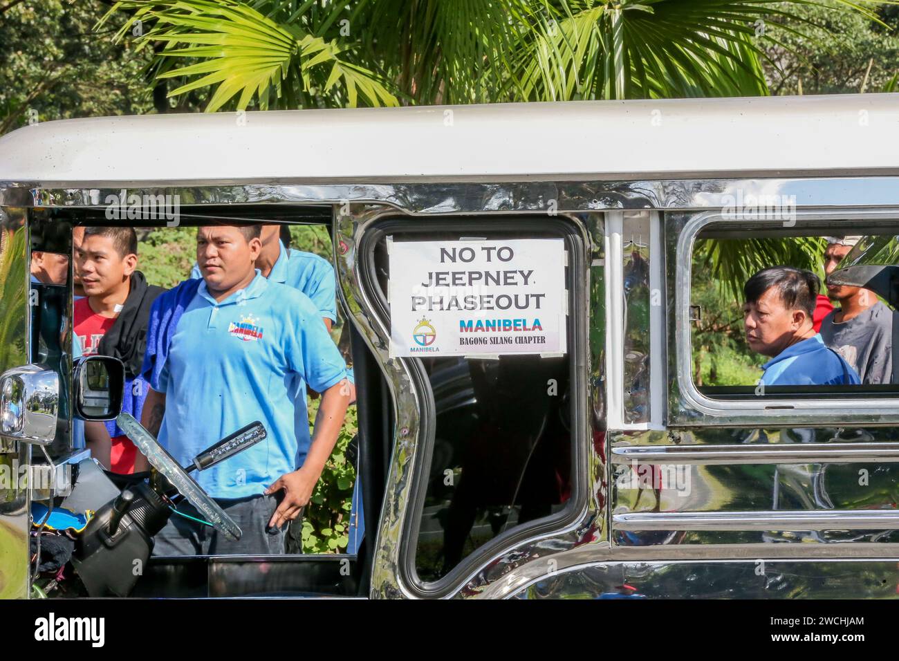 Quezon City, Philippinen. Januar 2024. Jeepney-Fahrer und Aktivisten nehmen an einem landesweiten Protest gegen das Modernisierungsprogramm der Regierung für öffentliche Nutzfahrzeuge (PUV) in Quezon City, den Philippinen, am 16. Januar 2024 Teil. Jeepney-Fahrer und -Betreiber auf den Philippinen haben sich verpflichtet, 2024 weitere Streiks zu starten, auch wenn die Frist für die Modernisierung der ikonischen Pkw am letzten Tag des Jahres 2023 abgelaufen ist. Quelle: Rouelle Umali/Xinhua/Alamy Live News Stockfoto