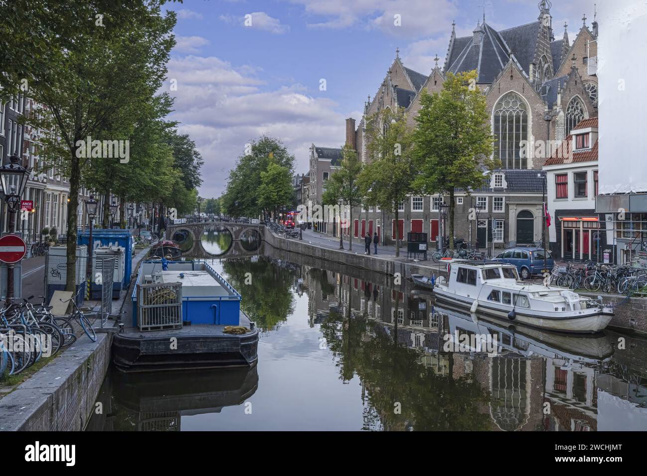 Blick auf einen typischen Kanal in der niederländischen Metropole Amsterdam tagsüber im Sommer 2023 Stockfoto