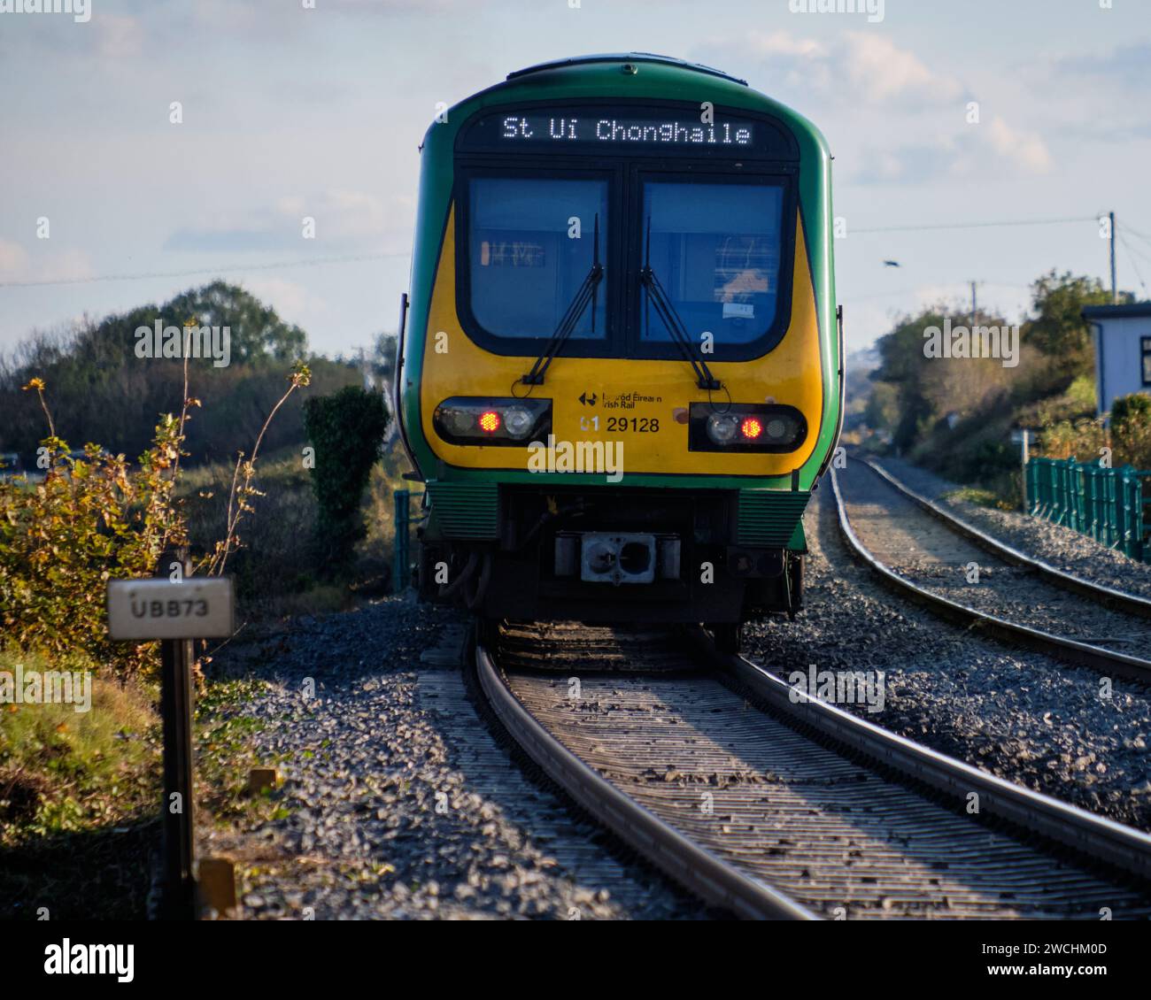 Der Irish Rail-Zug kommt am Bahnhof an Stockfoto