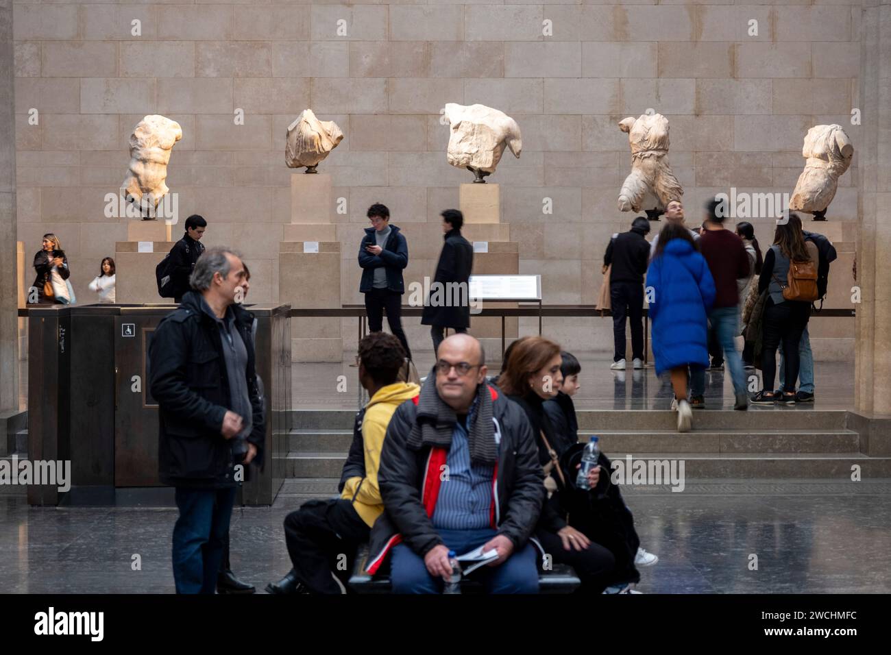 Parthenon-Skulpturen des antiken Griechenlands, Fragmente, die zusammen als Parthenon Marbles alias Elgin Marbles im British Museum bekannt sind, das am 4. Dezember 2023 in London, Großbritannien, sehr viel besucht ist. Die Elgin Marbles gelten als gestohlene Güter von Griechenland und fordern regelmäßig ihre Rückgabe, während das Akropolis-Museum, in dem die verbliebenen Skulpturen untergebracht sind, einen leeren Raum für sie in seiner aktuellen Ausstellung hält. Das britische Museum widerspricht dem und behauptet, dass Lord Elgin die Skulpturen nach einer Vereinbarung mit osmanischen Führern rechtmäßig erworben habe. Der Brit Stockfoto