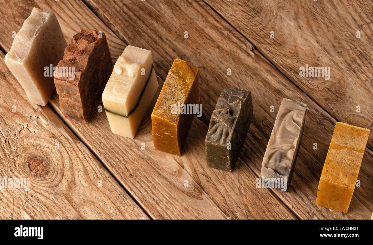 Handgemachte Seife. Set aus verschiedenen Bio-Seifen auf Holztisch. Körperpflege und Bio-kosmetisches Konzept. Stockfoto