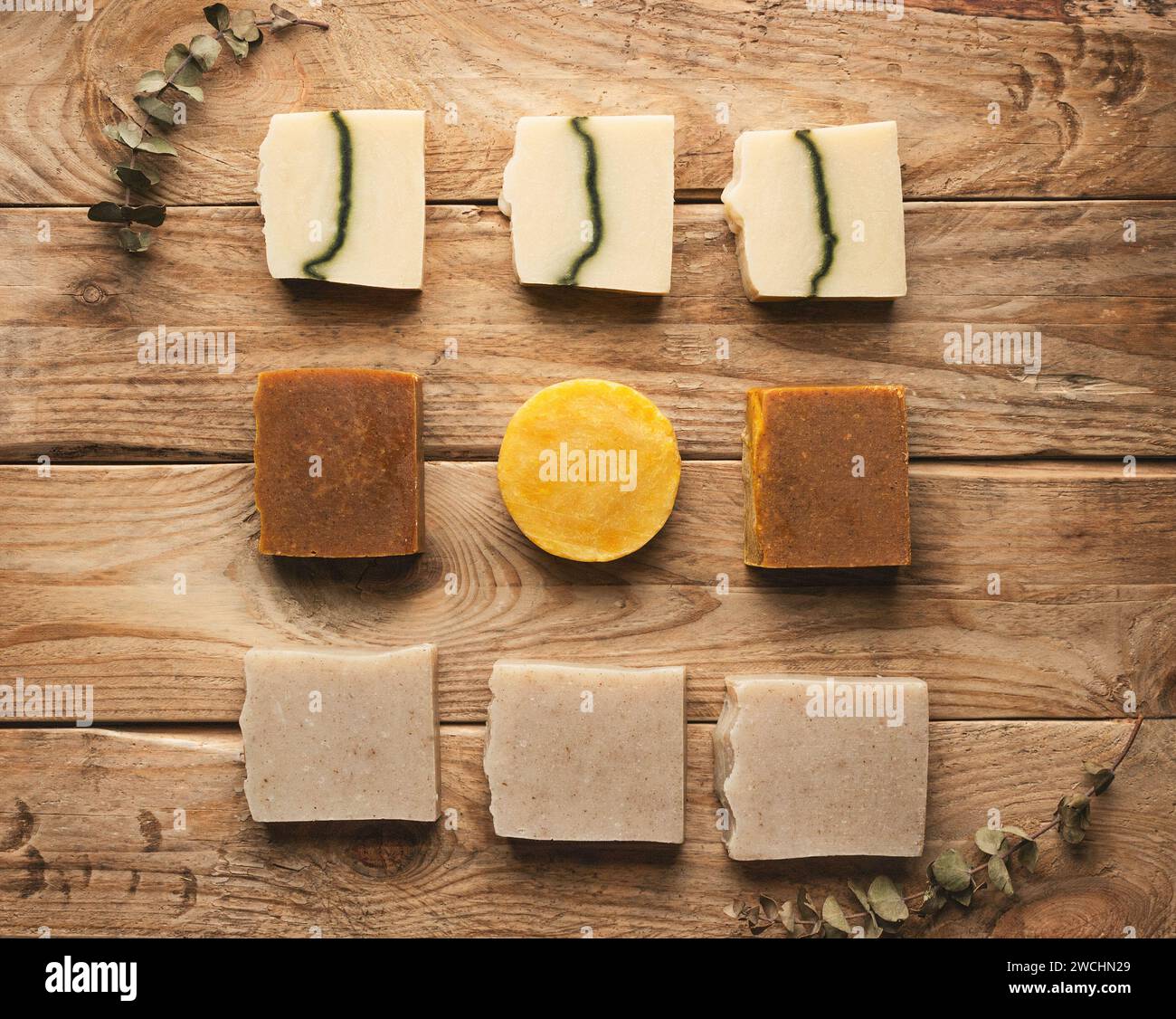Handgemachte organische Seifenstangen auf hölzernem Hintergrund. Hergestellt aus Honig, Zimt, Lavendel, Ton und Wein. Bio-Kosmetik. Stockfoto
