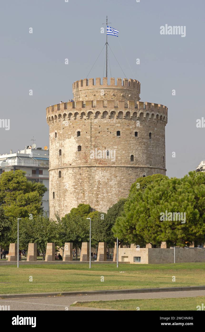 Griechische Flagge oben auf dem Weißen Turm des historischen Wahrzeichens von Thessaloniki Stockfoto