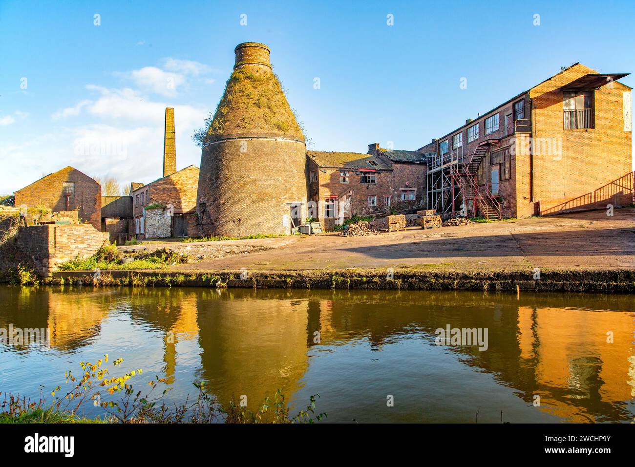 Der alte stillgeblachte Flaschenofen zum früheren Preis und Kensington Keramik arbeitet am Ufer des Trent und Mersey Kanal in Longport Stoke on Trent Stockfoto