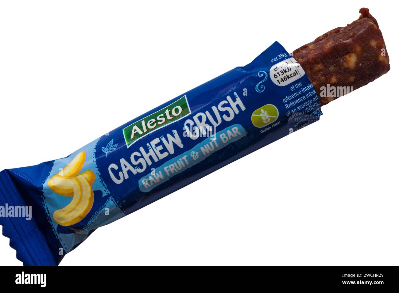 Alesto Cashew Crush Roh Frucht & Nuss Bar von Lidl geöffnet, um Inhalt auf weißem Hintergrund zu zeigen Stockfoto