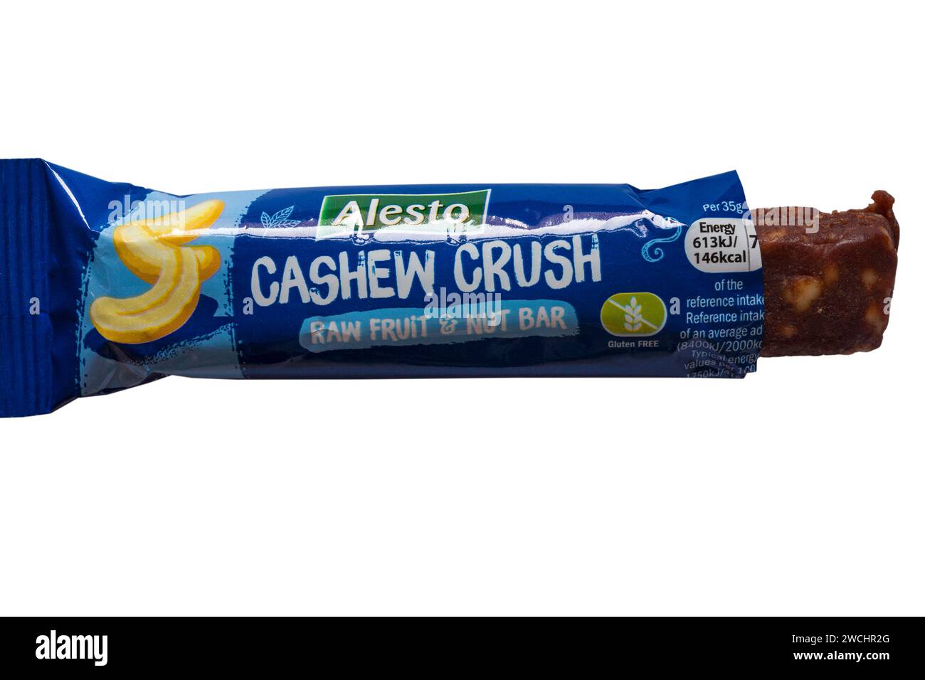 Alesto Cashew Crush Roh Frucht & Nuss Bar von Lidl geöffnet, um Inhalt auf weißem Hintergrund zu zeigen Stockfoto