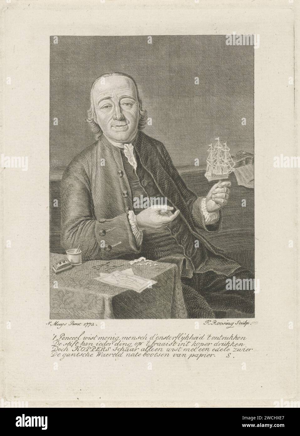 Porträt von Jan Kopper, Hendrik Roosing, nach Nicolaes Muys, 1789 Druck Porträt des Rotterdamer Papierkünstlers Jan Kopper. Er hält ein Boot in der Hand und auf dem Tisch vor ihm liegen zwei Scheren und verschiedene Papierstücke. Am Rande ein Lob für seine Expertise im Papierschnitt. Rotterdam Papier Ätz-/Gravierwerkzeuge, Hilfsmittel, Geräte  Handwerk und Industrie: Scheren. Papier (Schreibmaterial) Stockfoto