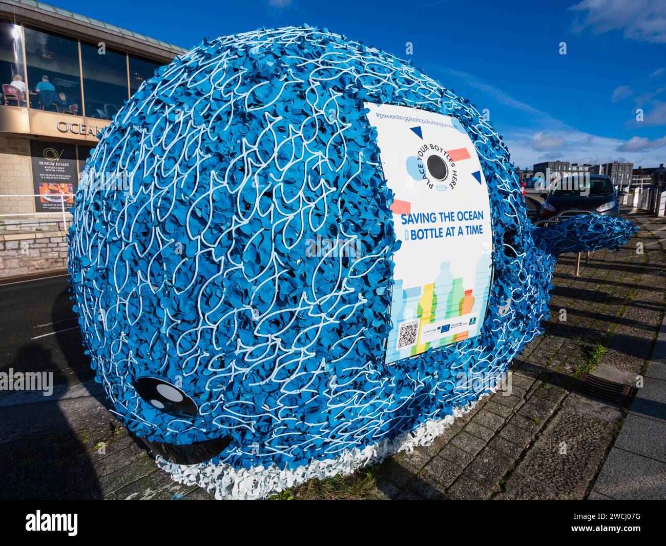 Plymouth Hoe blaue Abfalltonne für Walabfälle, die das Bewusstsein für die Verschmutzung von Plastik in der See schärfen soll Stockfoto