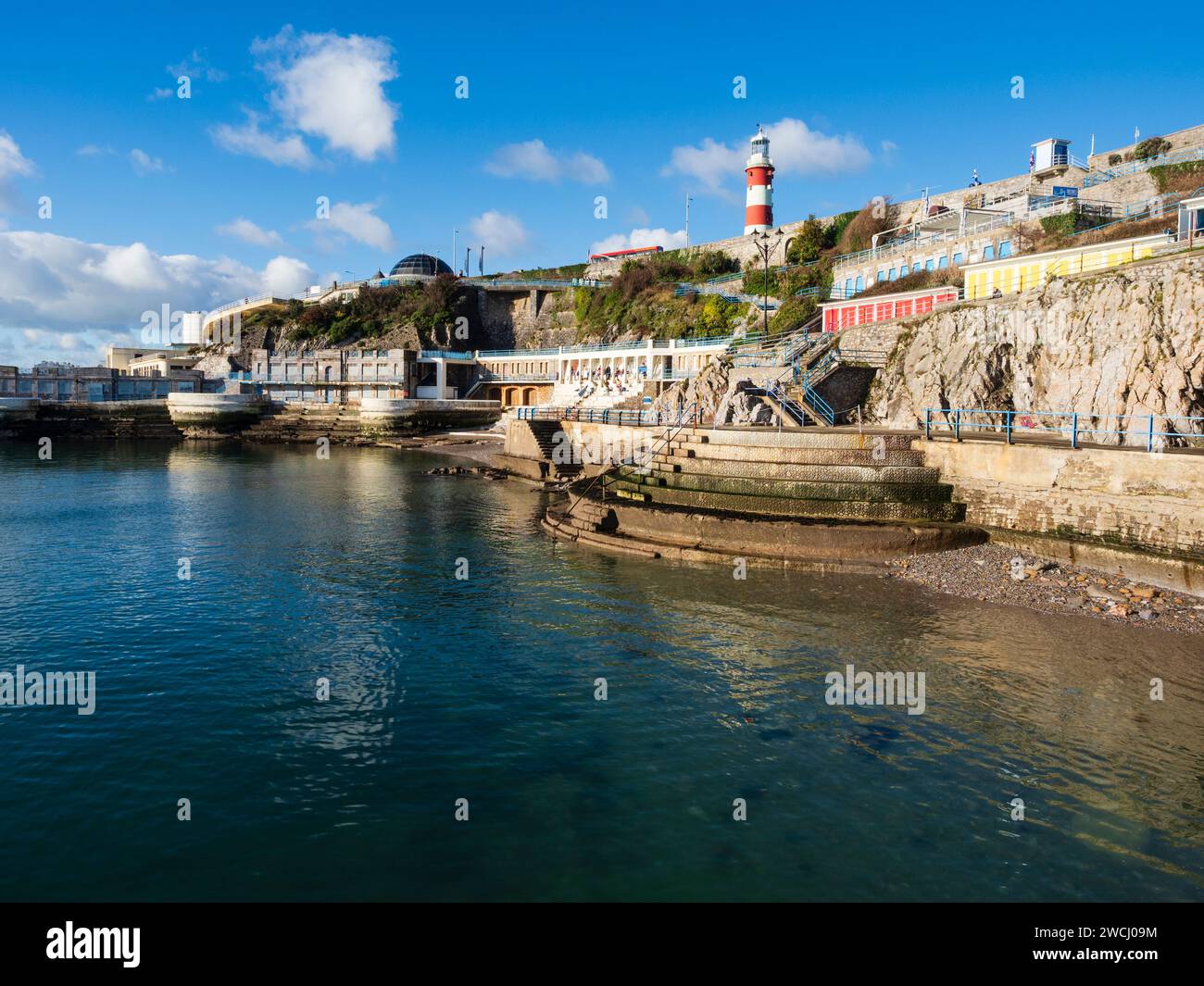 Terrassen-Plymouth Sound Uferpromenade mit Blick zurück auf den berühmten Smeaton's Tower und die Kuppel auf Plymouth Hoe Stockfoto