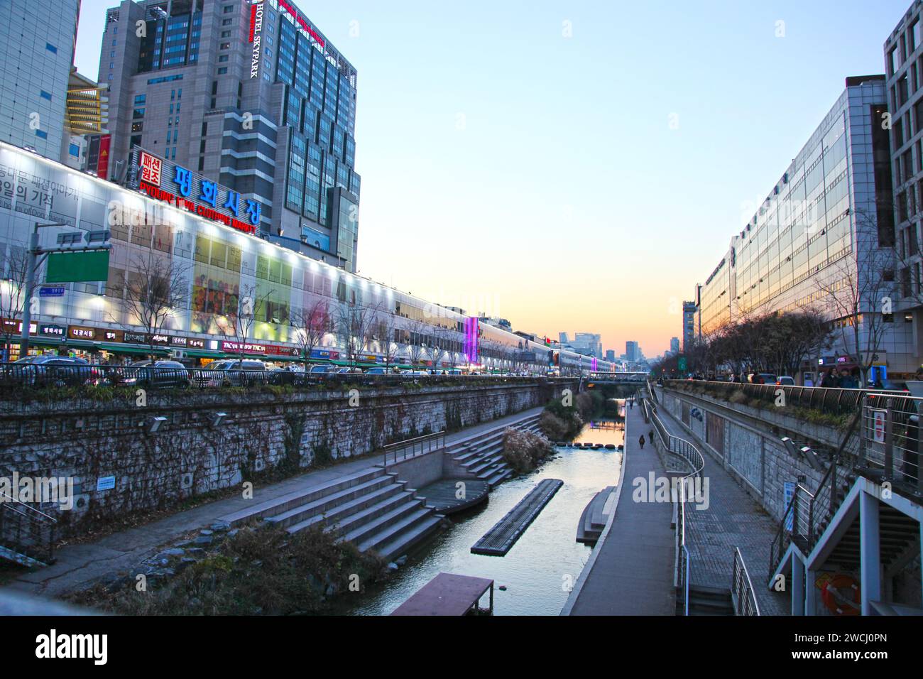 Cheonggyecheon Stream, eine Attraktion im Zentrum von Seoul, Südkorea. Stockfoto