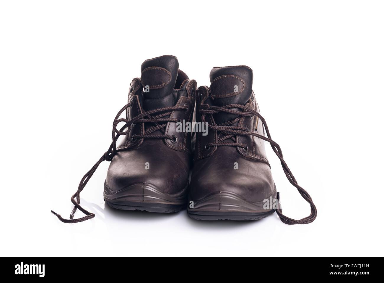 Paar braune Wanderschuhe, isoliert auf weißem Hintergrund Stockfoto