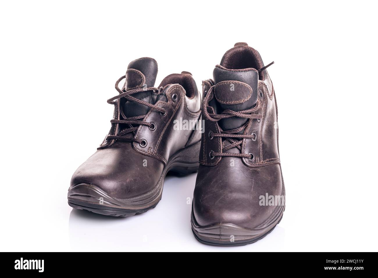 Paar braune Wanderschuhe, isoliert auf weißem Hintergrund Stockfoto