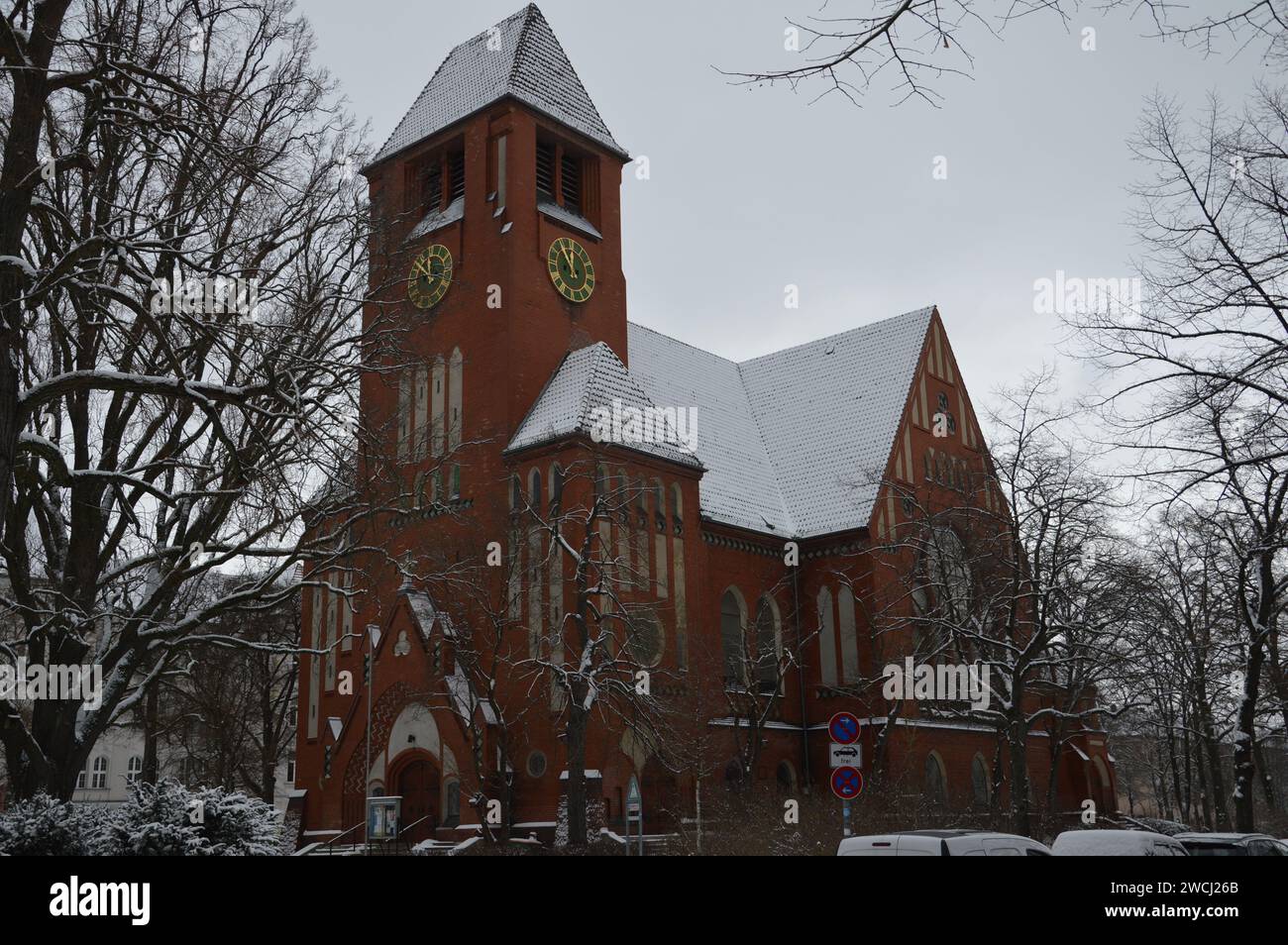 Berlin, Deutschland - 16. Januar 2024 - Nathanael-Kirche am Grazer Platz an einem Wintertag. (Foto: Markku Rainer Peltonen) Stockfoto