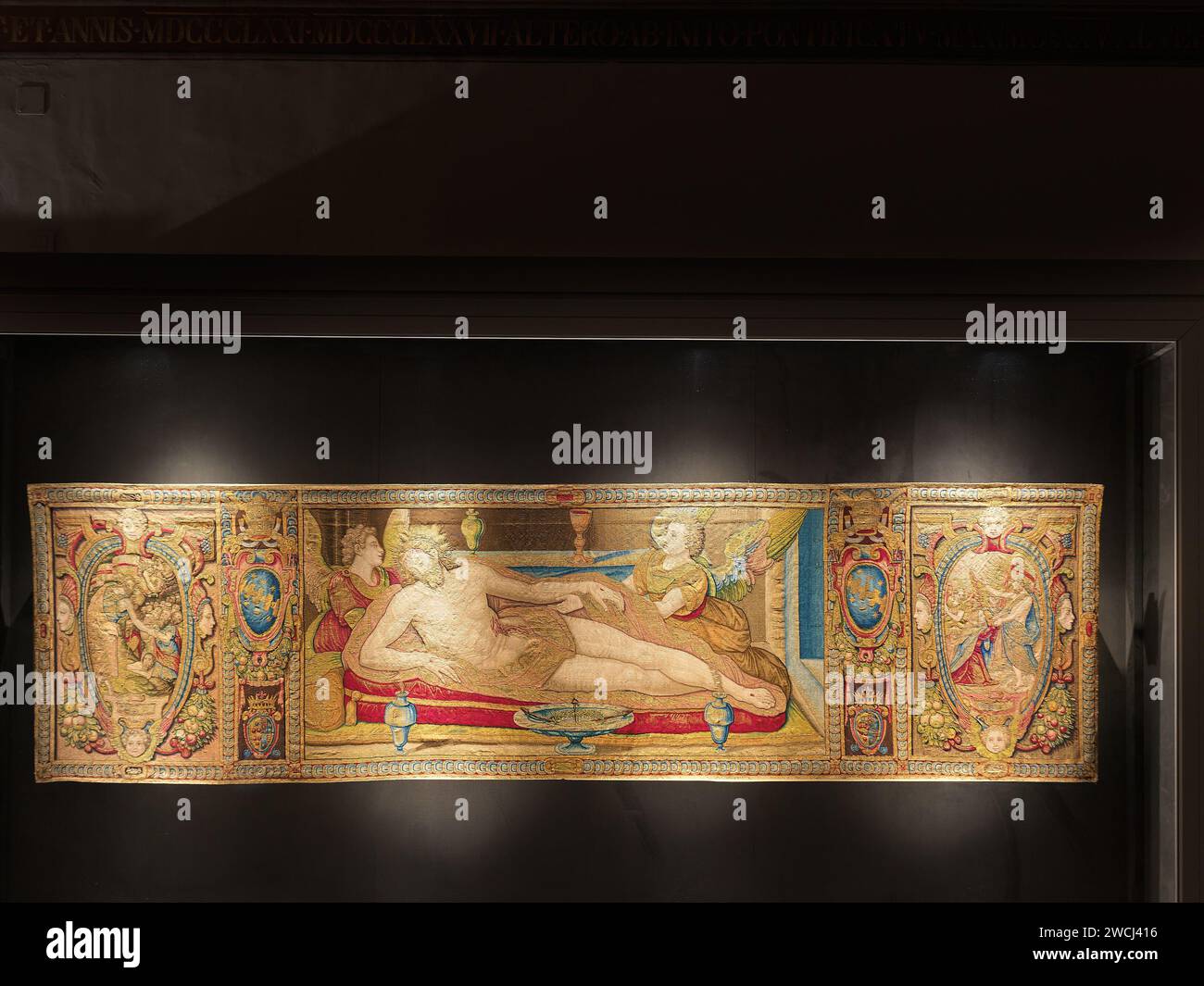 Der tote Christus zwischen zwei Engeln - Wandteppiche des Altars; Vatikanmuseum, Rom, Italien. Stockfoto