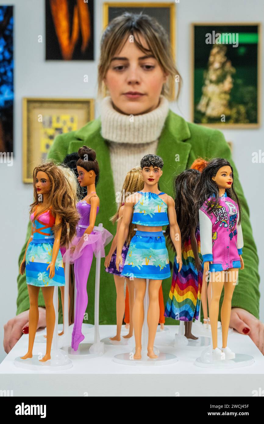 London, Großbritannien. Januar 2024. Dez Amores, 2023, von Juliana Sicoli - verschiedene adaptierte Barbie-Puppen, viele mit schwarzen Augen - die London Art Fair kehrt ins Business Design Centre in Islington zurück. Mit über 120 Galerien aus Großbritannien und der ganzen Welt, die moderne und zeitgenössische Kunst verkaufen. Guy Bell/Alamy Live News Stockfoto