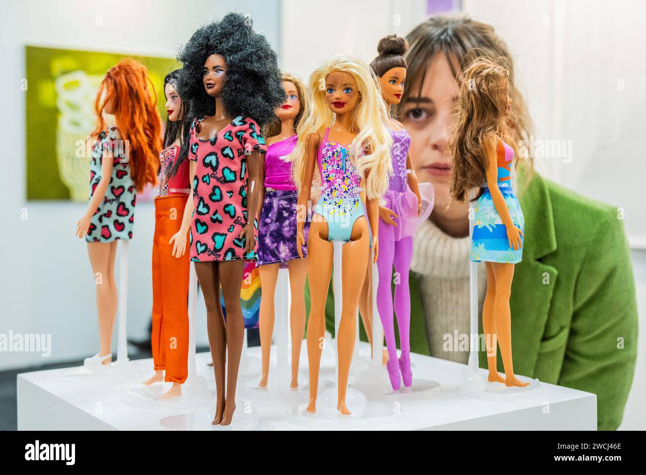 London, Großbritannien. Januar 2024. Dez Amores, 2023, von Juliana Sicoli - verschiedene adaptierte Barbie-Puppen, viele mit schwarzen Augen - die London Art Fair kehrt ins Business Design Centre in Islington zurück. Mit über 120 Galerien aus Großbritannien und der ganzen Welt, die moderne und zeitgenössische Kunst verkaufen. Guy Bell/Alamy Live News Stockfoto