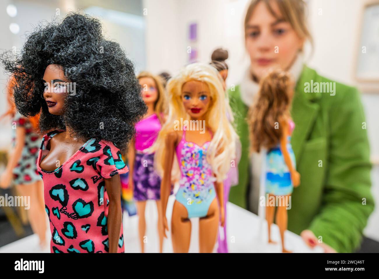 London, Großbritannien. Januar 2024. Dez Amores, 2023, von Juliana Sicoli - verschiedene adaptierte Barbie-Puppen, viele mit schwarzen Augen - die London Art Fair kehrt ins Business Design Centre in Islington zurück. Mit über 120 Galerien aus Großbritannien und der ganzen Welt, die moderne und zeitgenössische Kunst verkaufen. Guy Bell/Alamy Live News Stockfoto